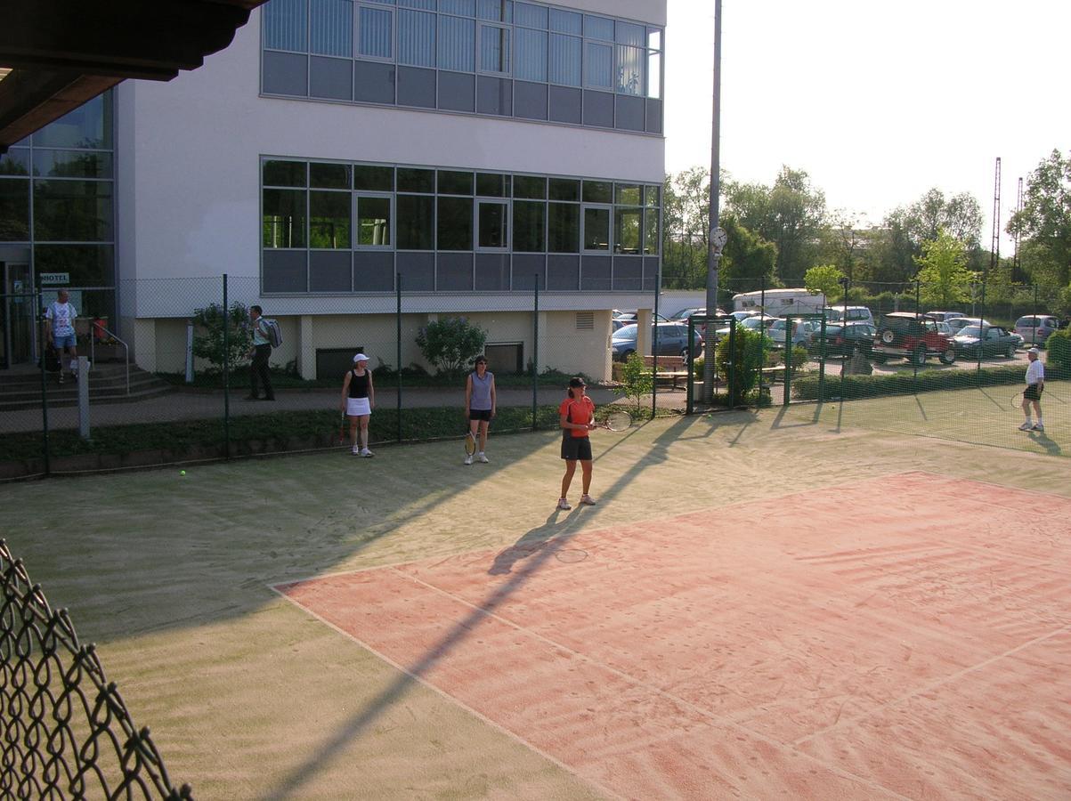 Sport Und Tagungshotel Kenzingen Exterior foto